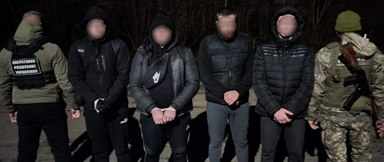 В Ужгородському районі затримали двох закарпатців та двох рівнян, яких ті доправляли до кордону