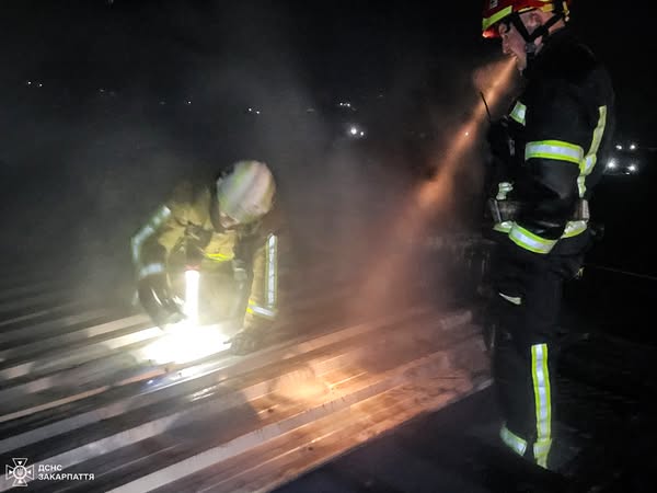 На Рахівщині рятувальники ліквідували пожежу на підприємстві