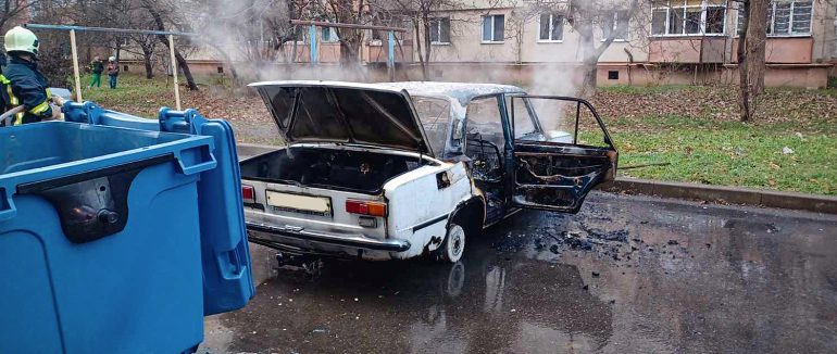 У Мукачеві загорівся автомобіль, в якому перебувала людина