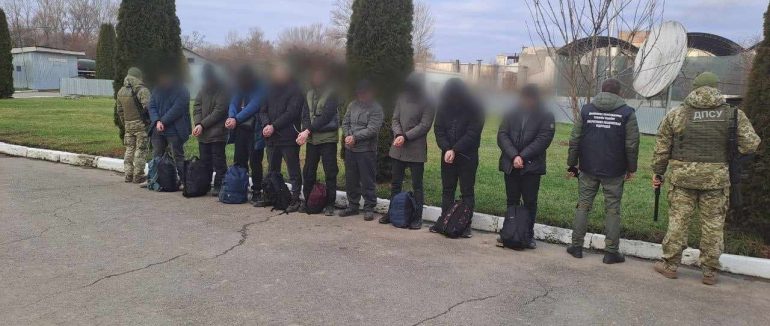 На Закарпатті прикордонники виявили 8 чоловіків у мікроавтобусі, що нібито віз овоч