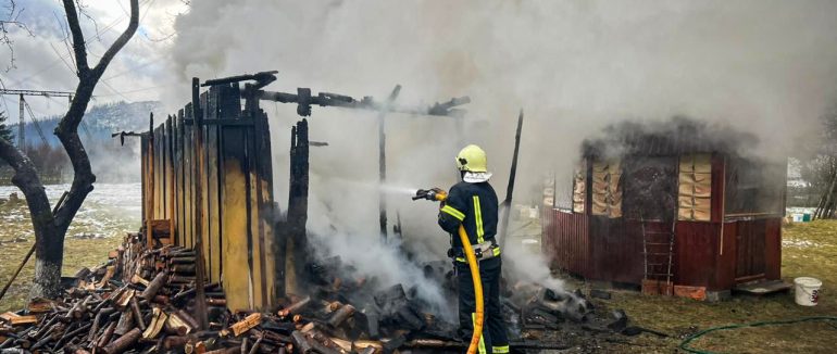 Міжгірські вогнеборці під час пожежі вберегли від знищення житловий будинок
