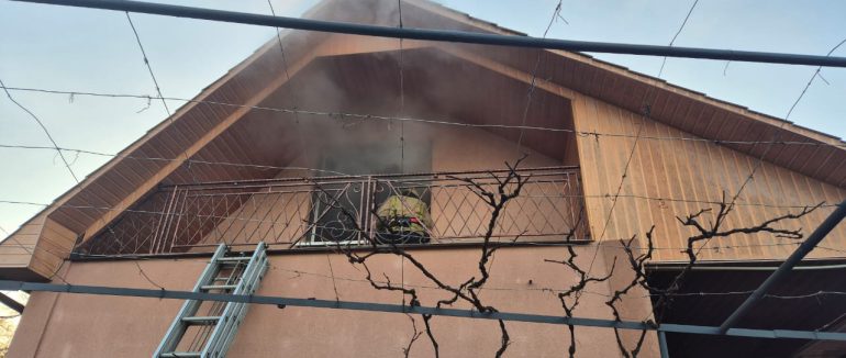 За добу на Мукачівщині вогнеборці ліквідували дві пожежі в житловому секторі