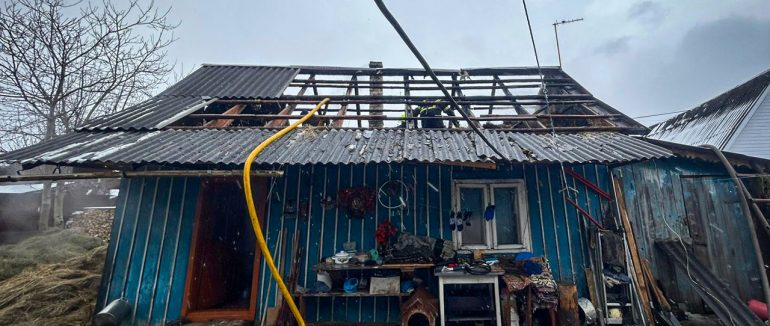 Рахівські рятувальники загасили пожежу, що охопила дерев’яну літню кухню