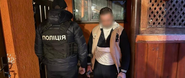 На Закарпатті затримали організатора, які перевозили військовозобовʼязаних до кордону за прихованою подвійною стінкою автомобіля
