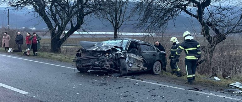 Автотроща на Хустщині: внаслідок зіткнення автівок троє людей постраждали