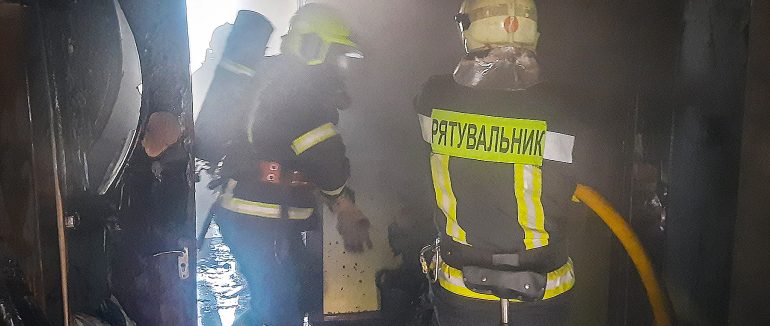 На Ужгородщині рятувальники й місцеві мешканці ліквідували пожежу в будинку
