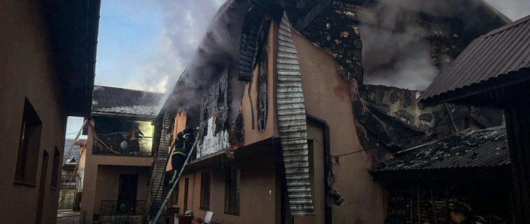 У селищі Великий Бичків рятувальники ліквідували значну пожежу в житловому будинку