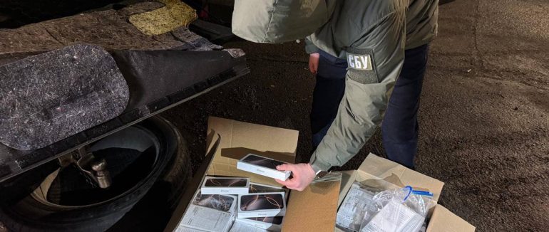 «Розпаковка» позашляховика: у ПП «Лужанка – Берегшурань» виявили контрабандну партію техніки Apple на понад 7 млн грн