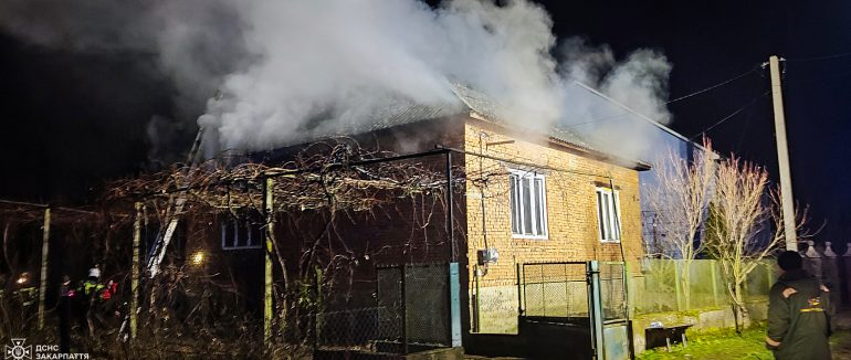 На Берегівщині пожежа пошкодила житловий будинок, однак прибудову рятувальники вберегли від вогню