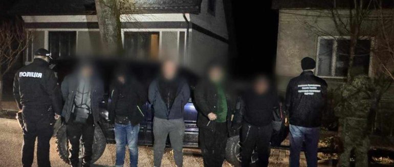 50-річний «бізнесмен» переправляв за кордон військовозобов’язаних чоловіків з усієї України