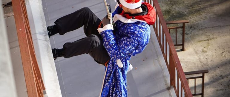 Спустилися з даху лікарні на мотузках: закарпатські рятувальники привітали хворих дітей з Різдвом