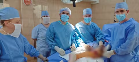 Закарпатські лікарі зробили складну операцію з видалення синовіальної кісти