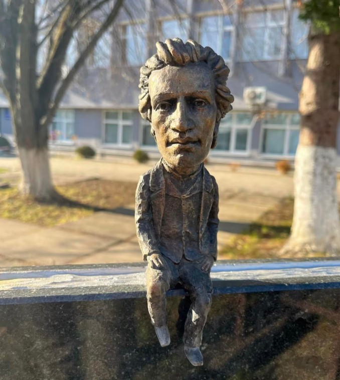 В Ужгороді відкрили 72 мініскульптуру румунському поету Міхаю Емінеску