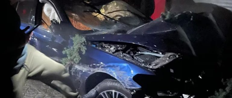 У Мукачеві водійка BMW знесла стовп та влетіла у СТО