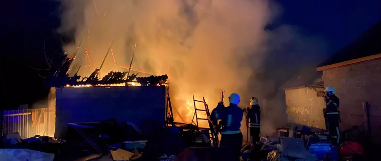 У Хусті рятувальники ліквідували пожежу, що охопила господарчу будівлю