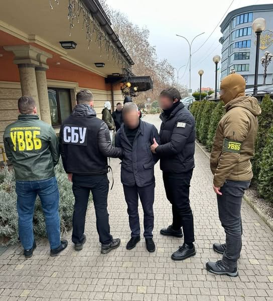 На Закарпатті викрили прикордонника, який за хабар сприяв у переправленні осіб через державний кордон