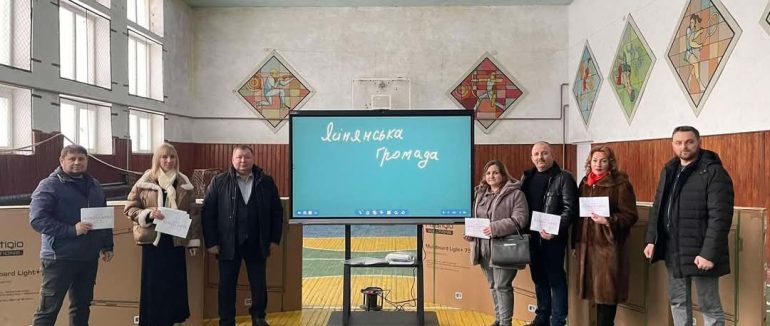 Керівники закладів загальної середньої освіти Ясінянської громади отримали чергову партію інтерактивних панелей