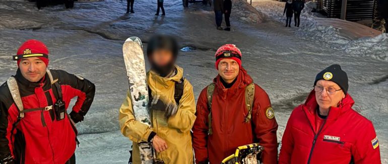 Рахівські рятувальники відшукали заблукалого в горах лижника