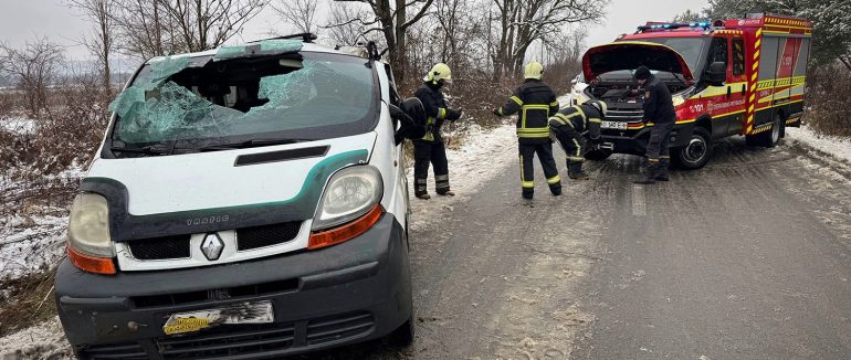Друге за добу ДТП: у Хустському районі мікроавтобус з’їхав у кювет та перевернувся