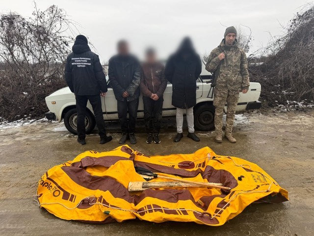 На Закарпатті прикордонники затримали переправника з двома клієнтами та човном