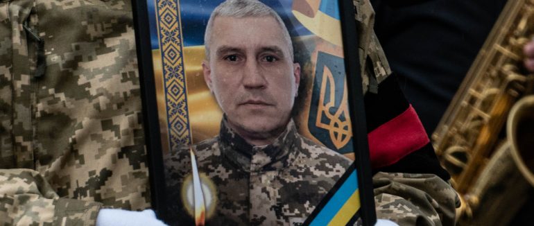 В Ужгороді провели в останню дорогу військовослужбовця Віталія Боднарчука