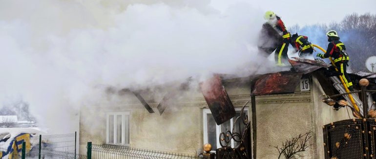 На Мукачівщині рятувальники ліквідували пожежу в житловому будинку та запобігли пошкодженню сусідньої оселі