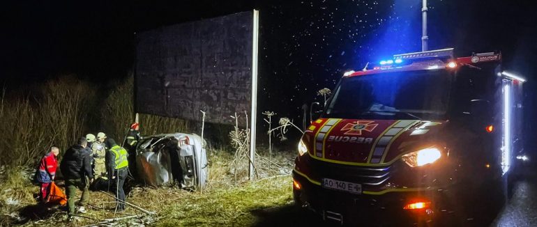 Рятувальники Хуста деблокували пасажира, якого затисло у автівці внаслідок ДТП
