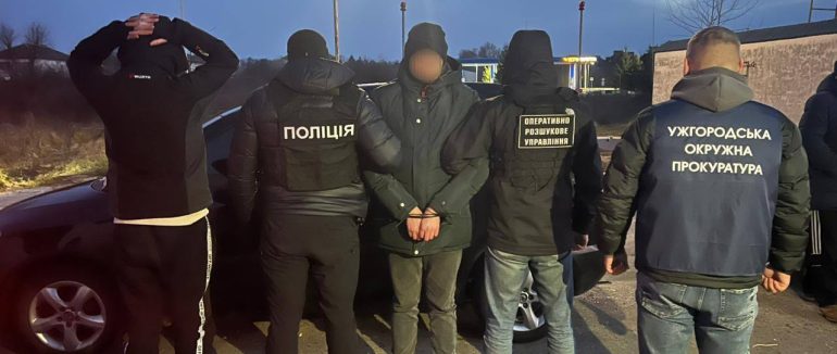 4 тисяч доларів за незаконний перехід кордону: на Закарпатті затримали провідника з “клієнтом”