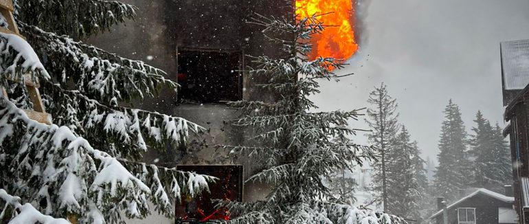 20 людей евакуювали: на гірськолижному комплексі «Драгобрат» горів готель