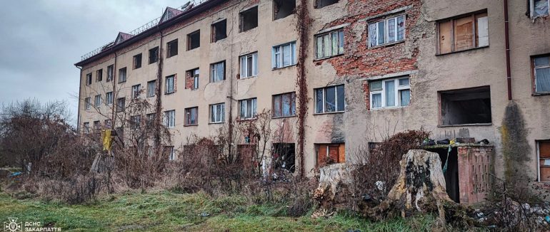 Берегівські рятувальники загасили пожежу в будинку, де минулого тижня загинула жінка