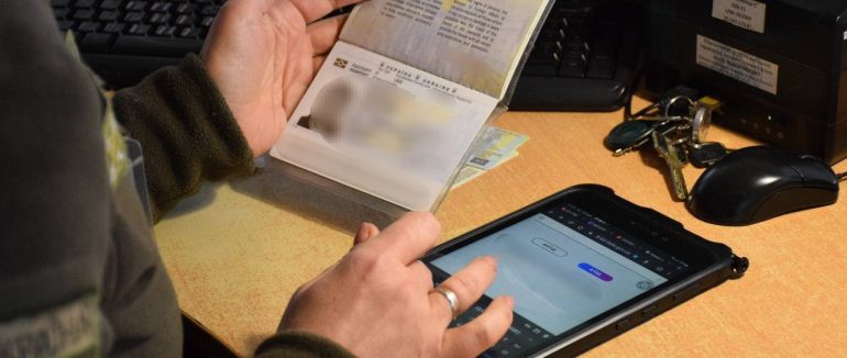 На Закарпатті прикордонники зупинили українця, який намагався виїхати з України за підробленими документами