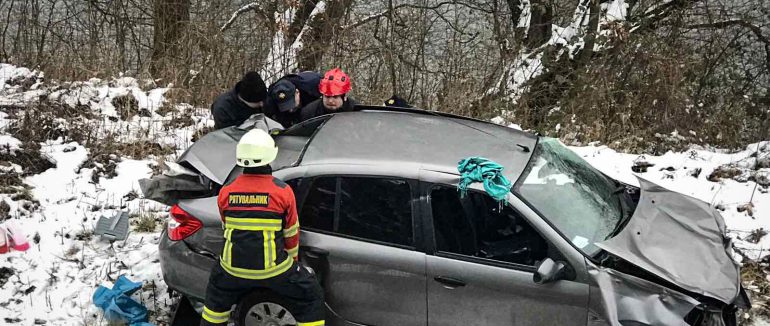 На Ужгородщині автівка злетіла з дороги на залізничну колію