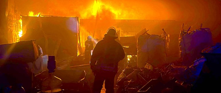 Вночі у Мукачееві вогнеборці ліквідували пожежу в складському приміщенні