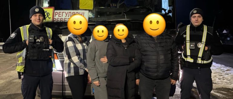 У Свалявському районі патрульні допомогли водію рейсового автобуса