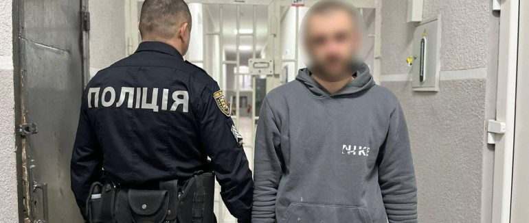 На Мукачівщині затримали зловмисника, який смертельно травмував співмешканця своєї матері
