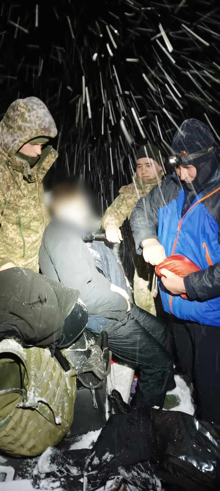 На Закарпатті у горах врятували порушника, який ледь не загинув від переохолодження