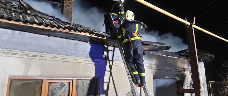 Закарпатські вогнеборці ліквідували значну пожежу в житловому будинку
