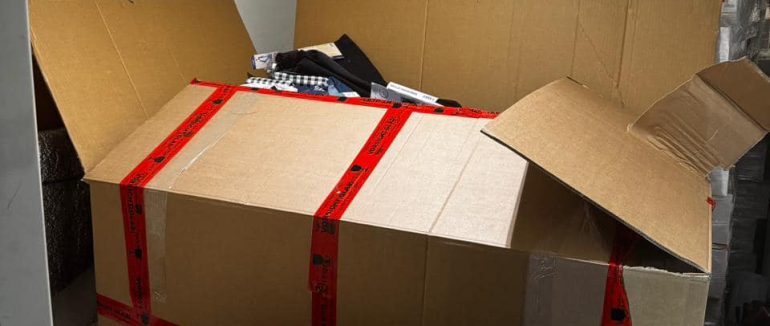 На кордоні закарпатські митники виявили серед пліснявих сирів новенький одяг