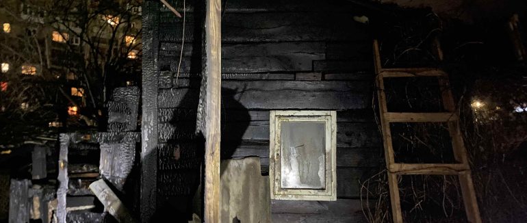 В Ужгороді рятувальники ліквідували пожежу в надвірній споруді (ВІДЕО)