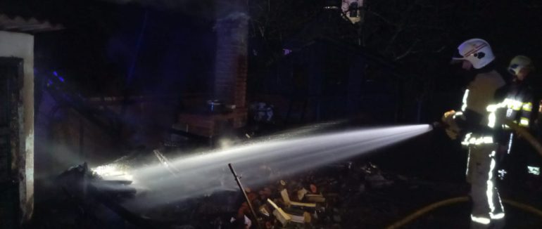 На Мукачівщині рятувальники ліквідували пожежу у надвірній споруді