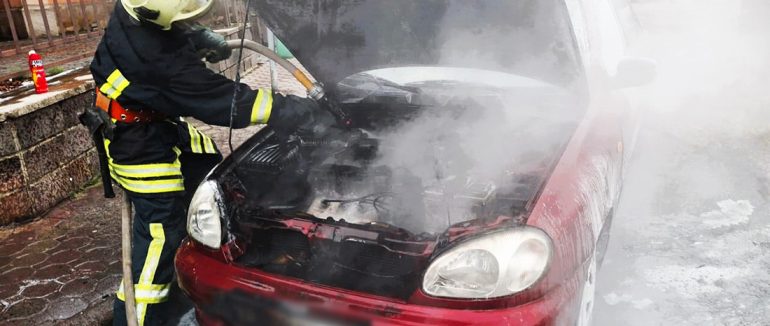 У Мукачеві рятувальники ліквідували пожежу в автомобілі