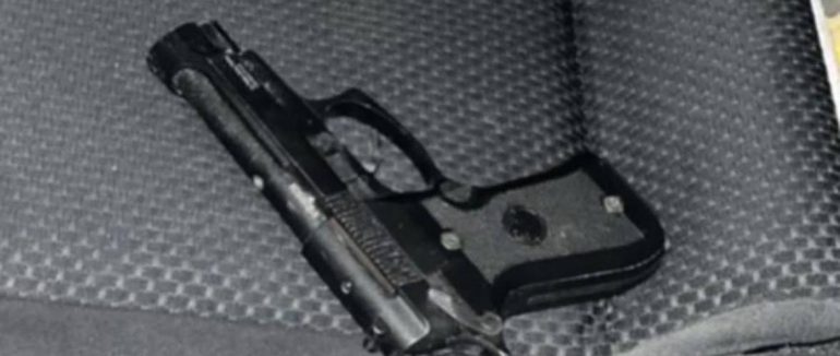 У передмісті Ужгорода лунали постріли: патрульні затримали чоловіка з пістолетом