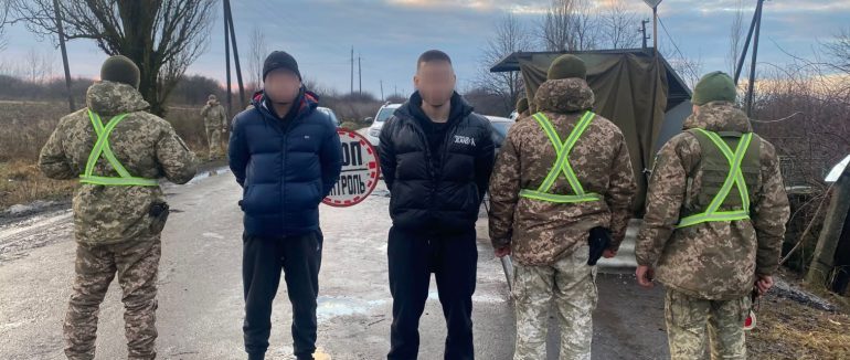 На Закарпатті затримали 2 чоловіків та жінку, яка везла їх до кордону