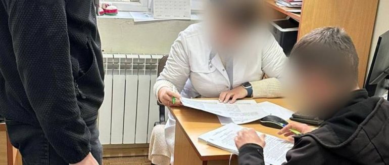 Двоє лікарів з Ужгорода торгували фіктивними довідками для отримання інвалідності
