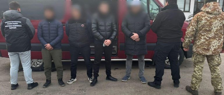 На кордоні з Угорщиною прикордонники виявили в мікроавтобусі трьох «зайців»