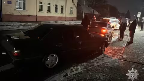 В Ужгороді водії BMW та Mercedes влаштували дрифт: їх покарали