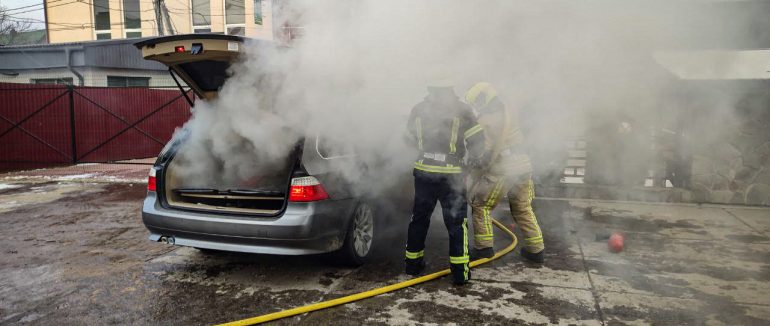 На Рахівщині рятувальники ліквідували загорання в автомобілі