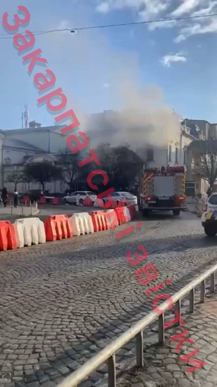 У центрі Мукачева горить кав’ярня: на місці працюють рятувальники (ВІДЕО)