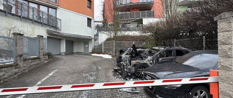 На стоянці у Празі підпалили автомобілі української організації «Іноземець – не раб» (ВІДЕО, ФОТО)
