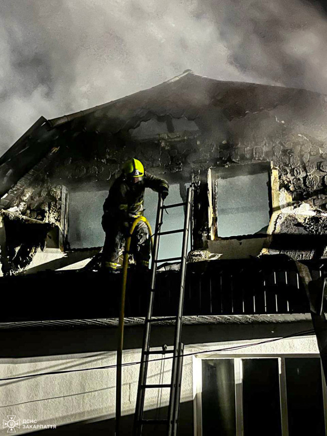 На Рахівщині бійці ДСНС і місцеві вогнеборці разом ліквідували значну пожежу в будинку